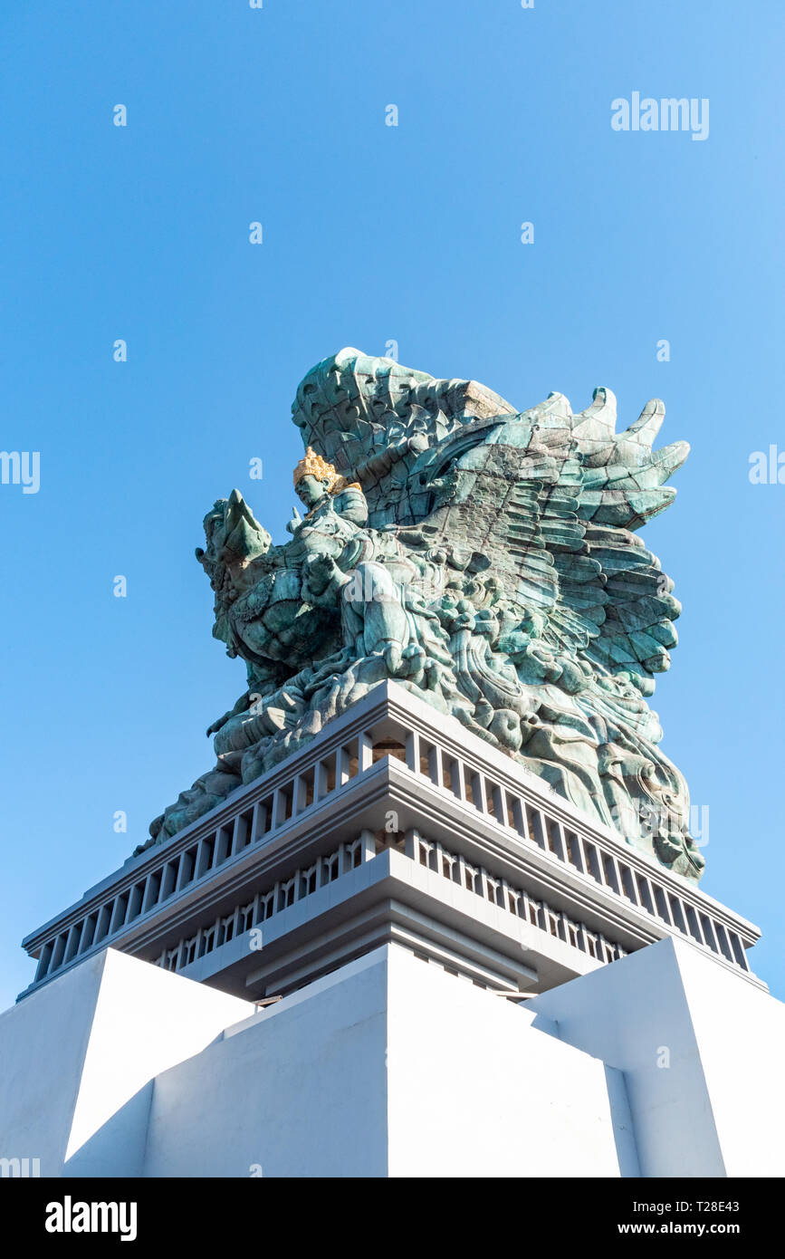 La GWK, Bali / Indonesia - 10/30/2018 persone ammirando il dio Wisnu equitazione Il Garuda a (GWK) Garuda Wisnu Kencana Parco Culturale - Bali Foto Stock