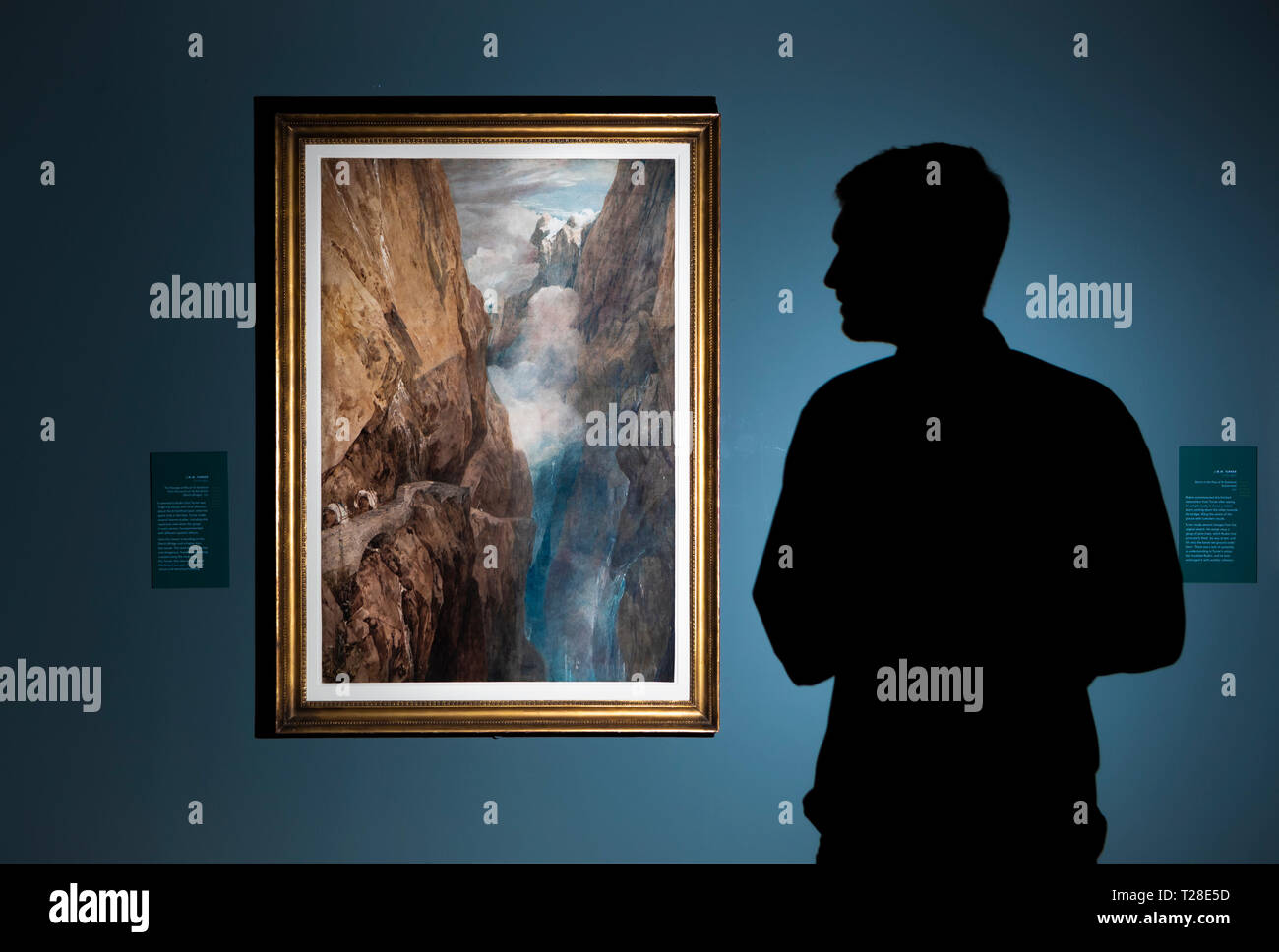 Un membro del pubblico viste di un lavoro intitolato il passaggio del monte San Gottardo dal centro di Teufels Broch (Ponte del Diavolo), 1804 da J.M.W. Turner, parte del Ruskin, Turner e la tempesta Cloud: acquerelli e disegni mostra che ha aperto questo weekend al York Galleria d'arte. Foto Stock
