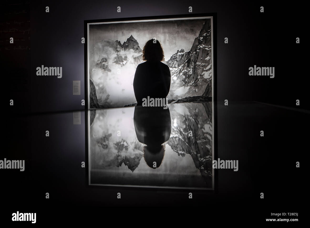 Assistente galleria Emma Woolfrey si è riflessa in una vetrina di fronte a un lavoro di artista Emma Stibbon, parte del Ruskin, Turner e la tempesta Cloud: acquerelli e disegni mostra che ha aperto questo weekend al York Galleria d'arte. Foto Stock