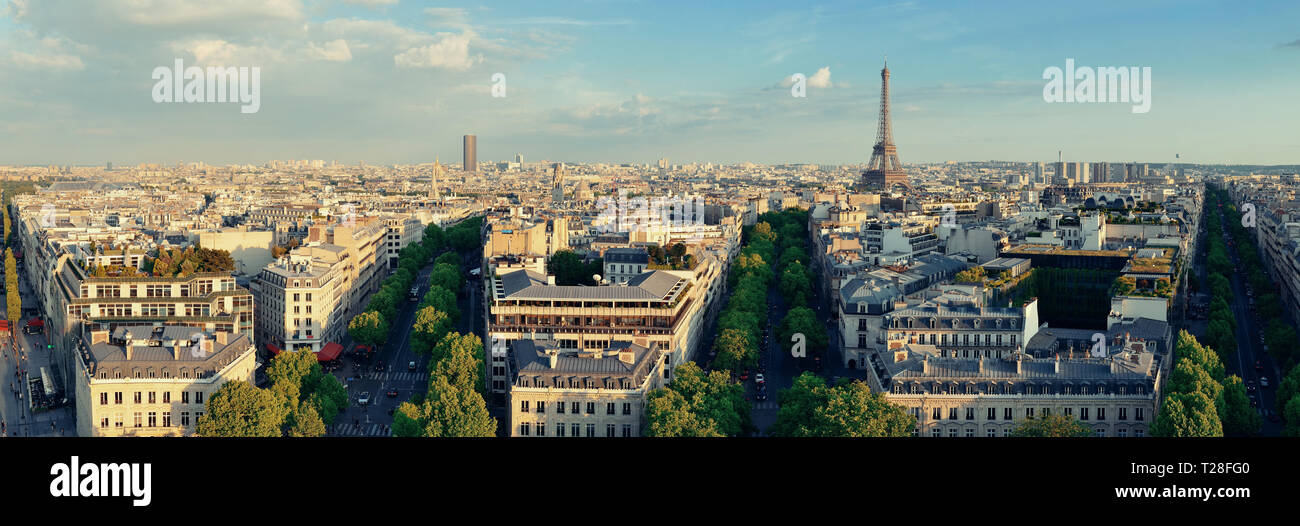 Parigi vista sul tetto skyline e Torre Eiffel panorama in Francia. Foto Stock
