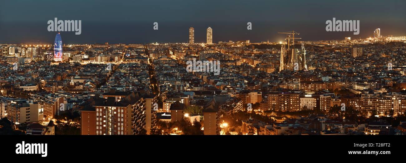 Barcellona vista sullo skyline di notte con gli edifici della città in Spagna. Foto Stock