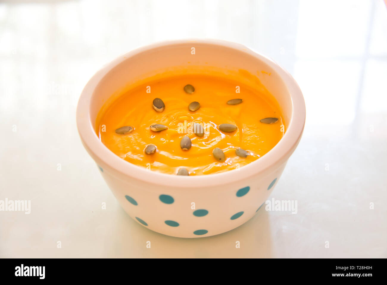 Purea di zucca decorata con i suoi semi, un sano e gustoso cibo adatto per vegetariani e vegani Foto Stock