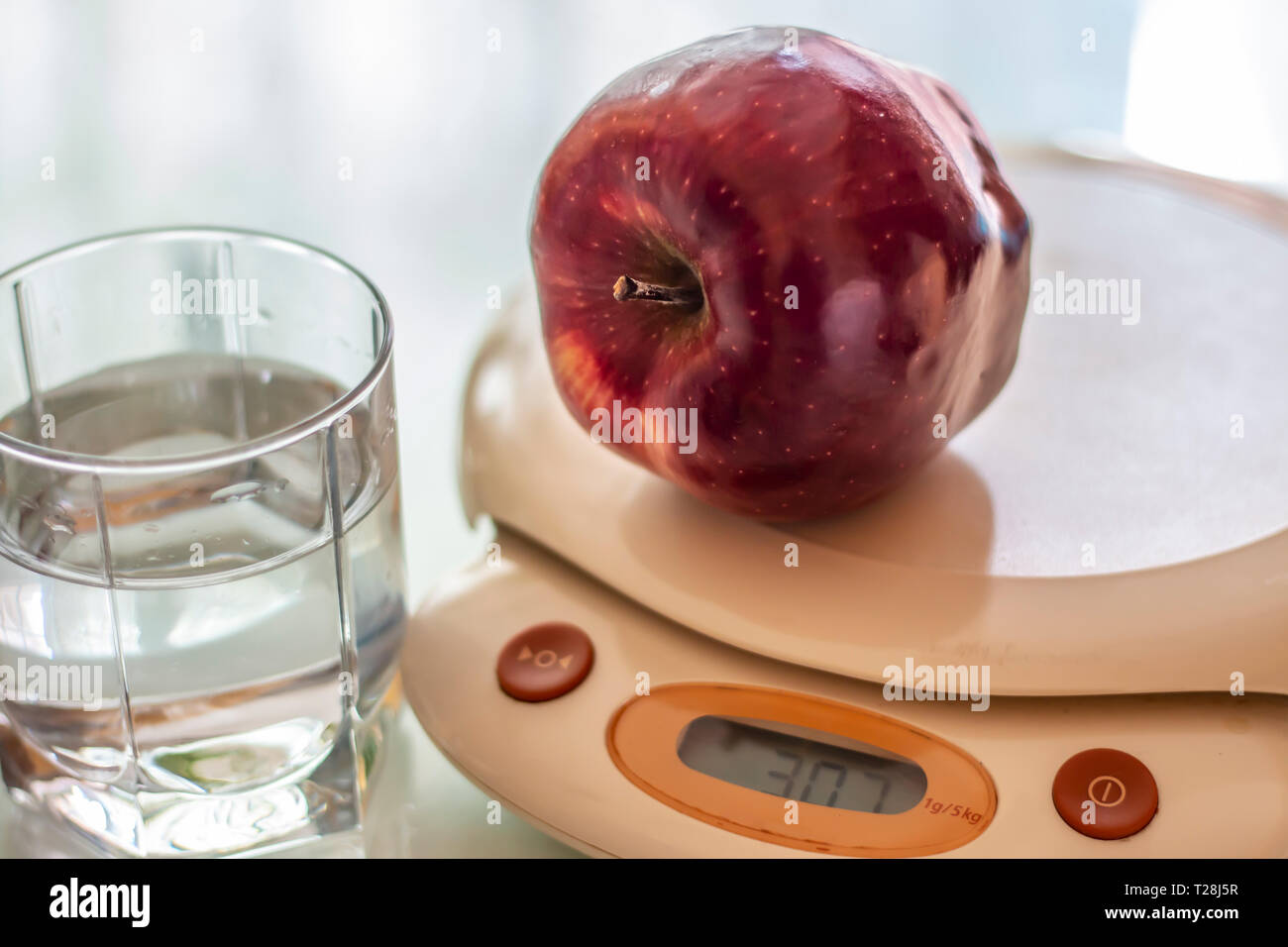 Acqua e frutta, essenziale per una buona dieta Foto Stock