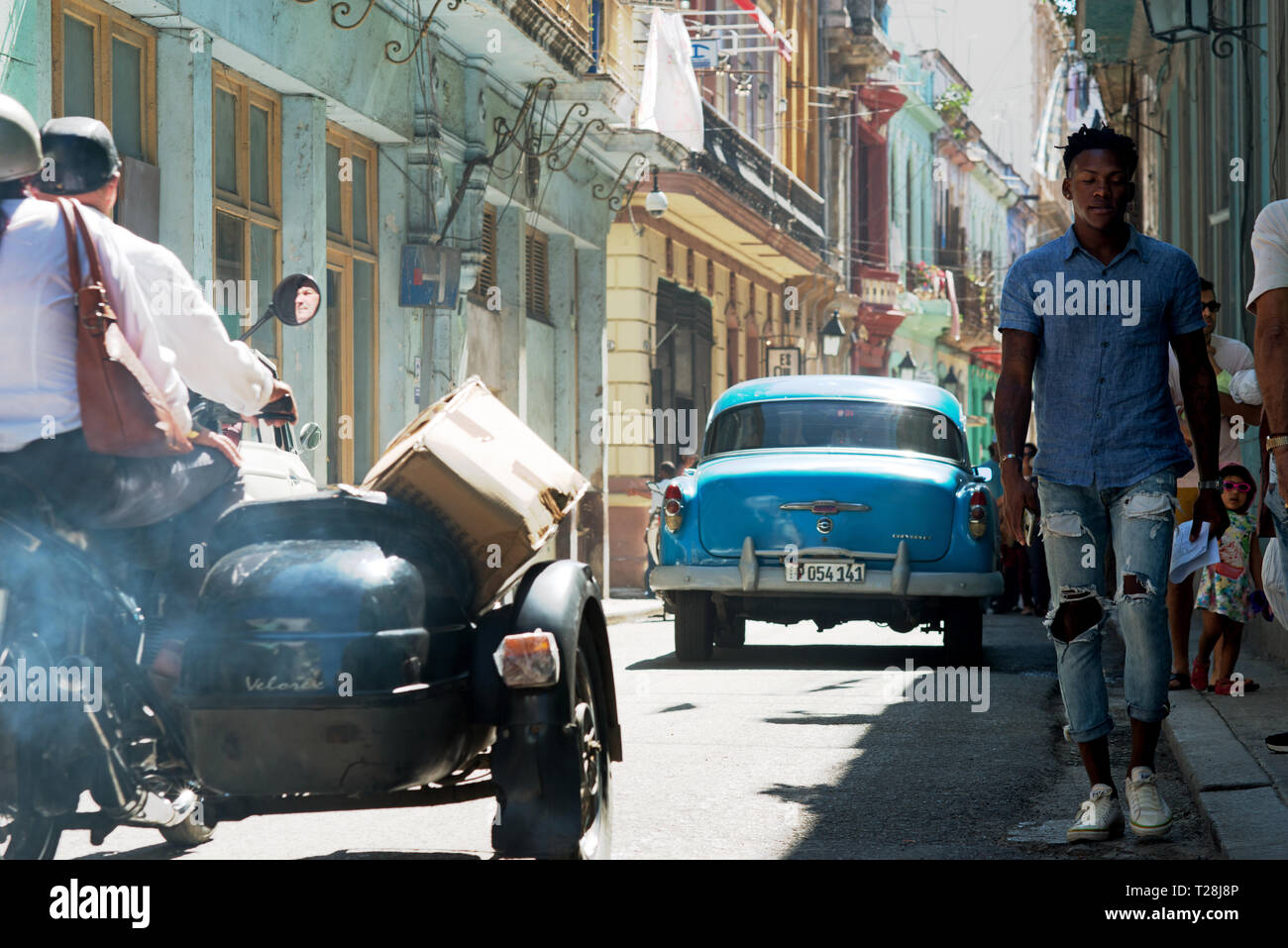 Una strada nella Vecchia Havana Foto Stock