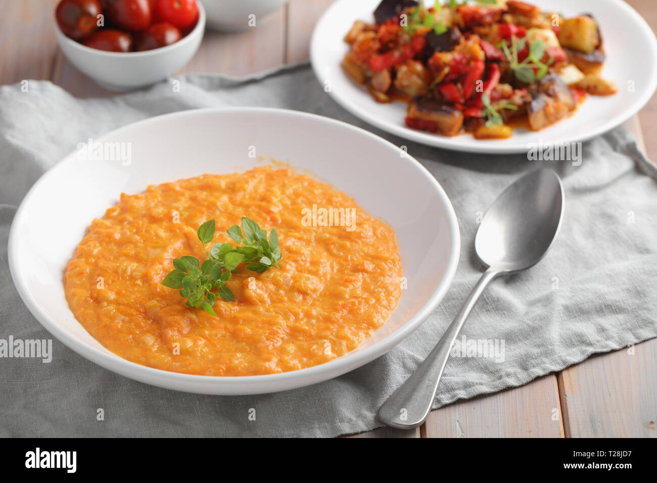 Zuppa di zucca decorato con foglia di basilico in un pranzo vegetariano Foto Stock