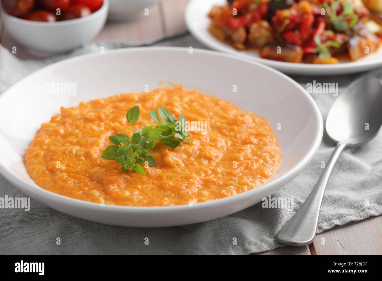Zuppa di zucca decorato con foglia di basilico in un pranzo vegetariano Foto Stock