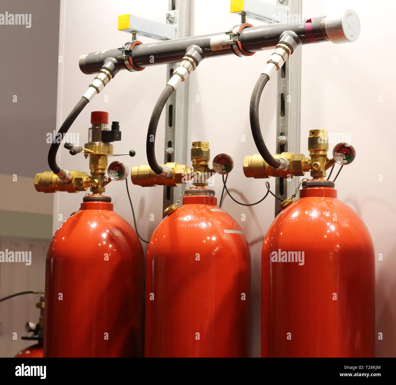 Gas automatica installazione estinguente. Gas modulare sistemi antincendio. I cilindri per estinguere il fuoco. Estintore. Foto Stock