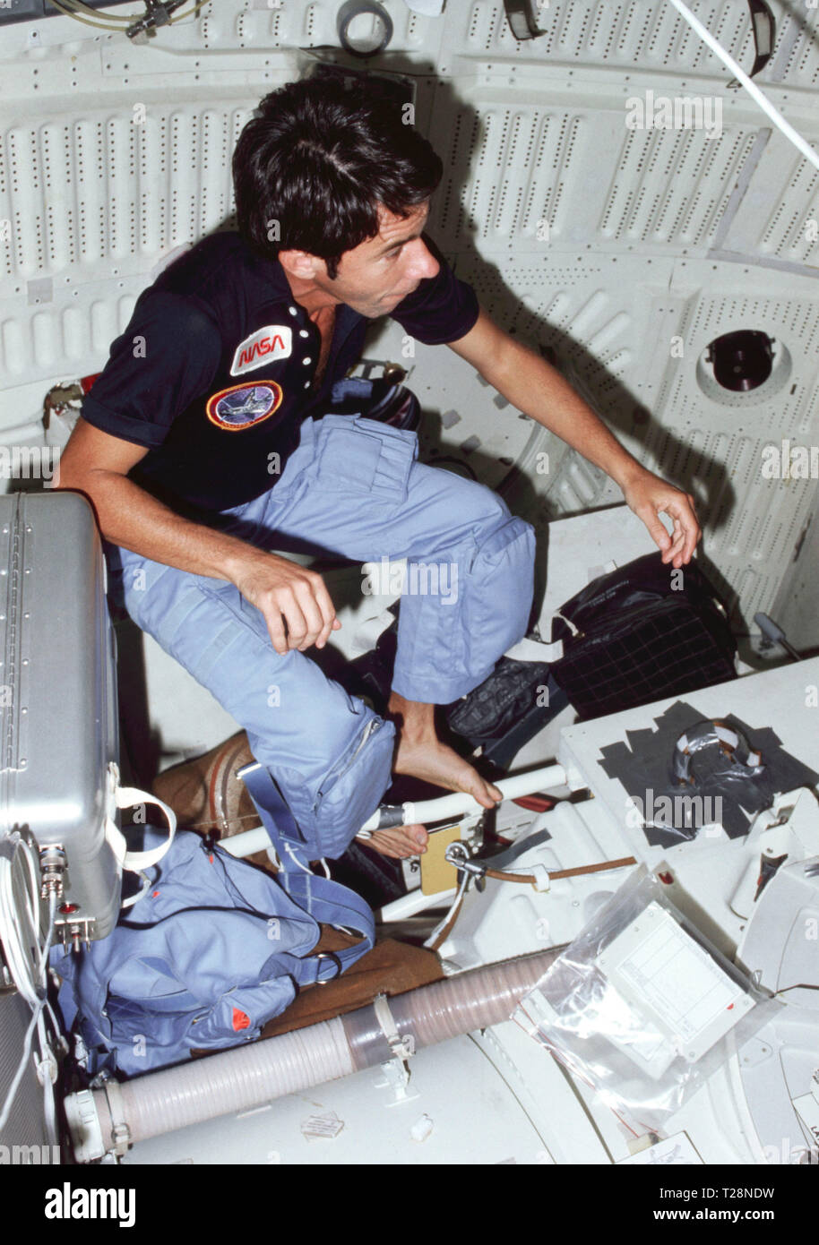 (11-16 nov. 1982) --- astronauta William B. Lenoir, STS-5 lo specialista di missione, osserva middeck attività dalla scaletta di accesso. Carry-in scaldavivande appare in primo piano e il bagnato cestino contenitore di stivaggio e sportello laterale in background. Foto Stock