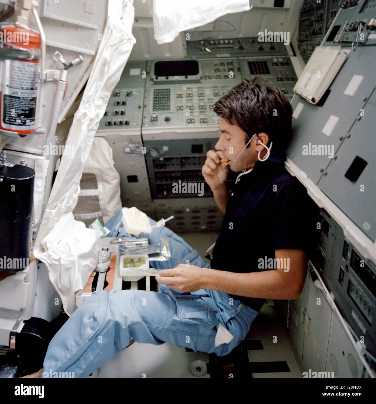 (11-16 nov. 1982) --- astronauta William B. Lenoir, STS-5 lo specialista di missione, si prende una pausa per mangiare il suo pasto sullo Space Shuttle Columbia. Foto Stock