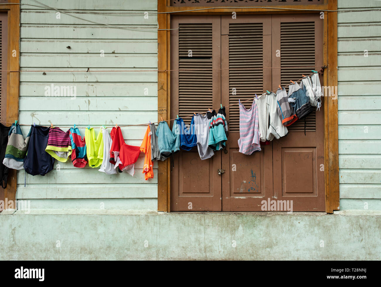 Stendibiancheria su una corda al di fuori di un vecchio edificio residenziale. Casco Viejo (Casco Antiguo); la storica città di Panama City, Panama. Ott 2018 Foto Stock