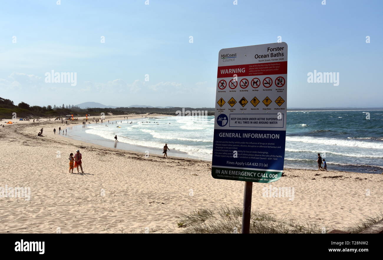 Forster, Australia - Jan 26, 2019. Cartelli di avvertimento a Forster beach per evitare pericolosi incidenti pericolosi. Foto Stock