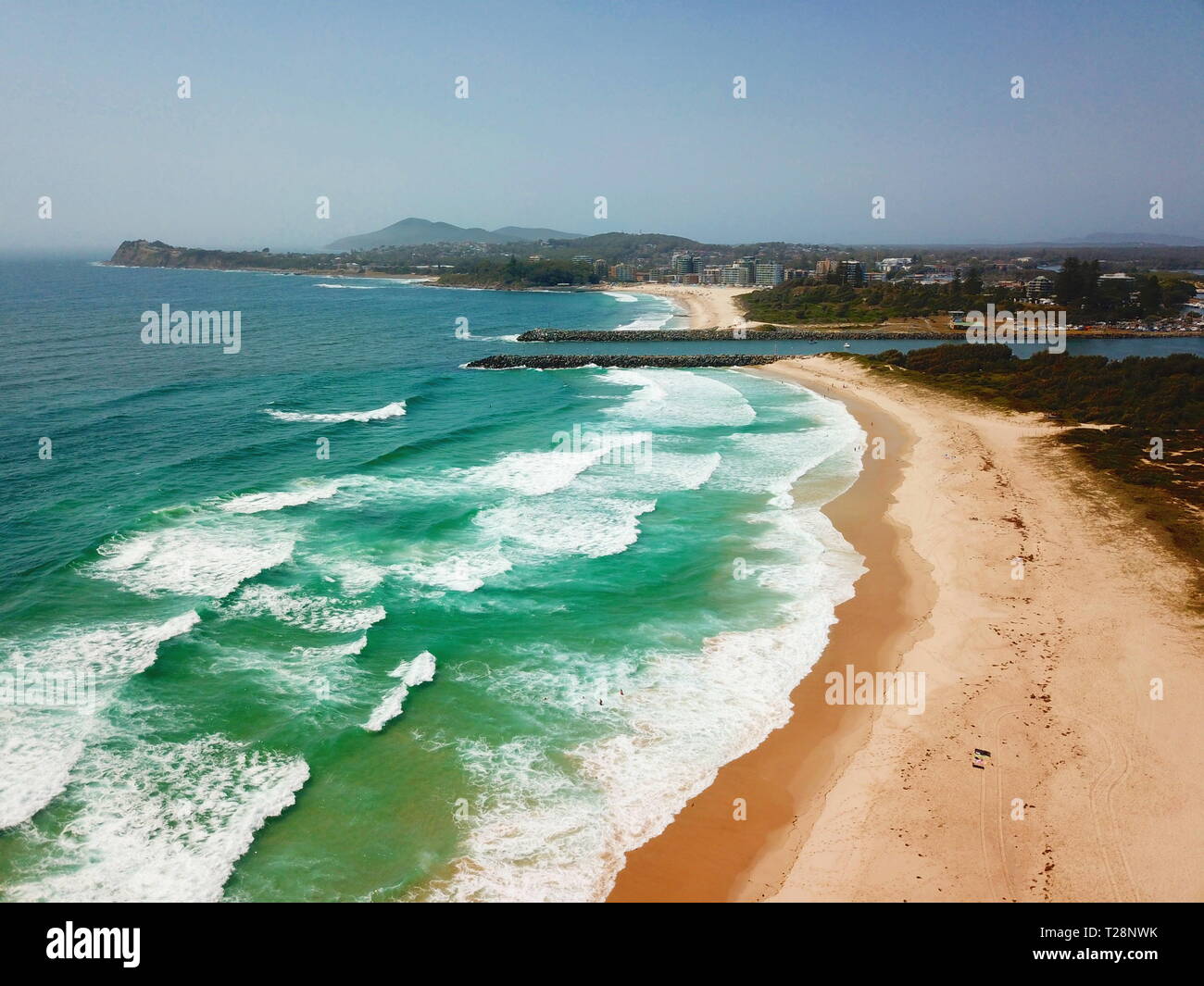 Bird vista della spiaggia Forster-Tuncurry (NSW, Australia) in una giornata di sole in estate. Breakwall dirigere al fiume Coolongolook. Foto Stock