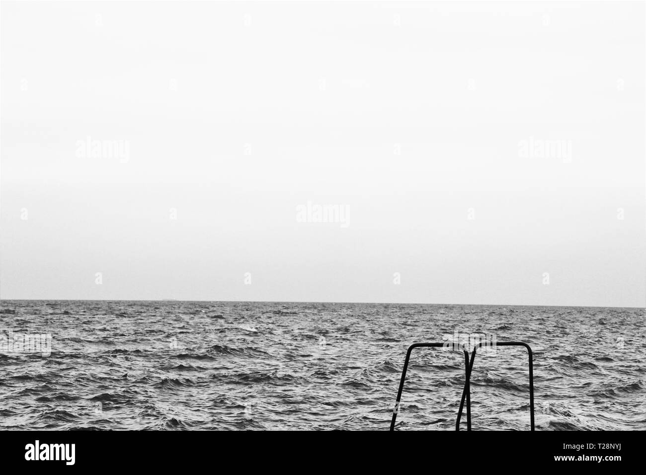 Orizzonte nel mar Nero. In primo piano una scala. Foto Stock