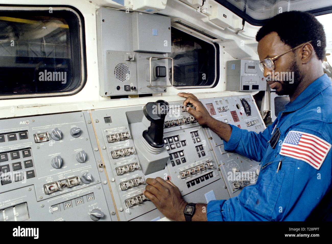 (14 giugno 1983) --- astronauta Ronald E. McNair, uno della NASA?s tre 41-B specialisti di missione, partecipa a una sessione di formazione in uno Shuttle-g del trainer in centro spaziale Johnson?s mockup e integrazione di laboratorio. Egli si erge a poppa ponte di volo, dove i controlli per il telecomando sistema di manipolatore (RMS) braccio si trovano. Il dott. McNair e il resto del cinque-uomo astronauta equipaggio sono programmati per sollevare nello spazio a bordo del Challenger il 3 febbraio 1984. Foto Stock