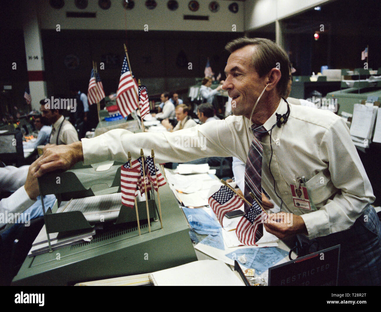 (4 luglio 1982) --- Lead STS-4 direttore di volo Charles Lewis è congratulato da un non identificato controllore di volo Foto Stock
