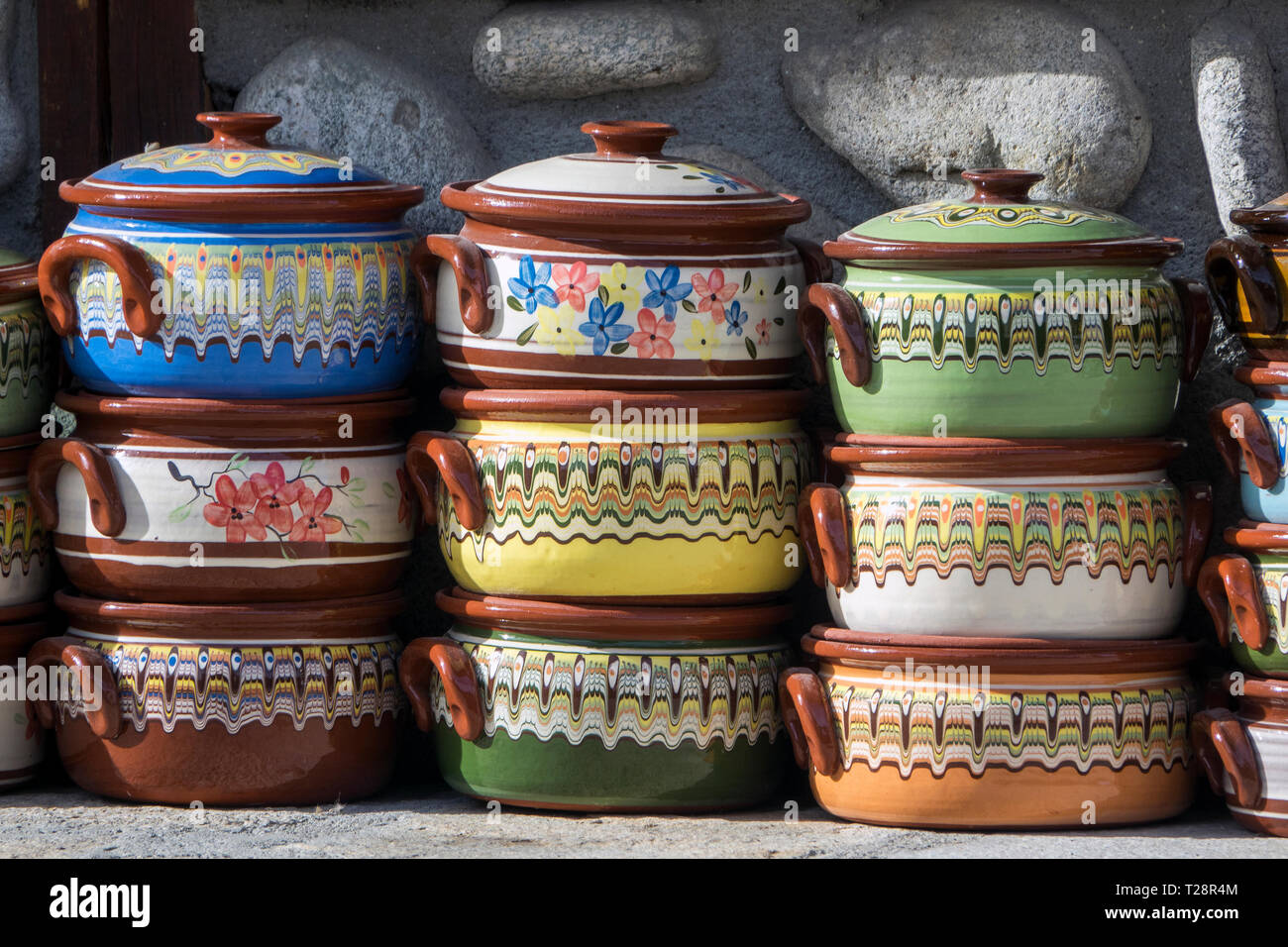 Tradizionale bulgaro colorati vasi di argilla Foto Stock