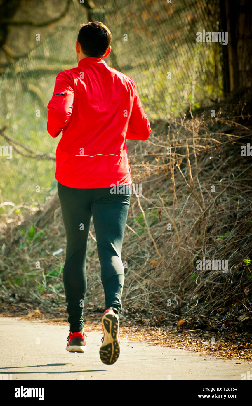 Uomo che corre in natura Foto Stock
