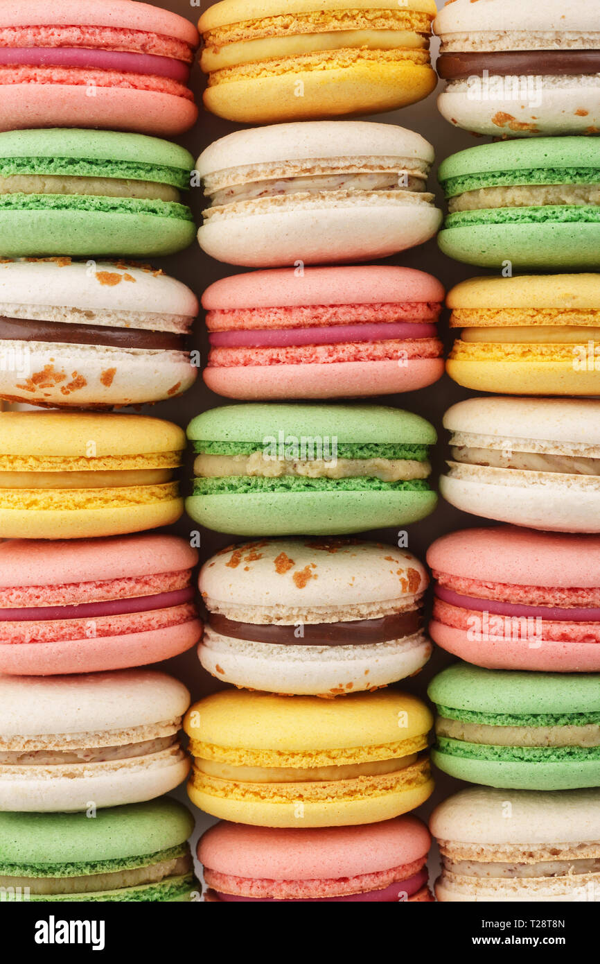 Righe di colorati macarons francese. Background creativo. Vista dall'alto. Foto Stock