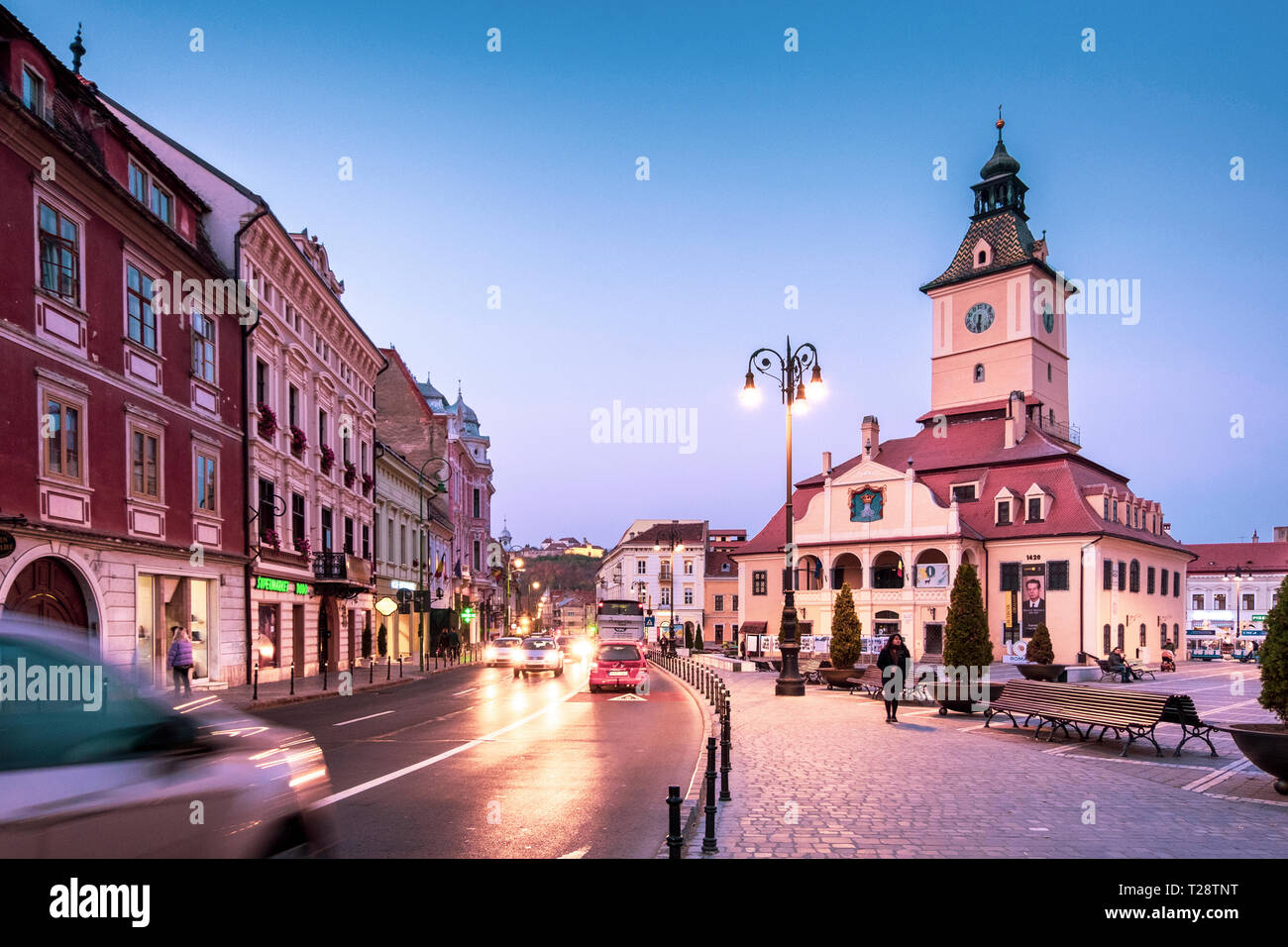 Brasov, Romania - 22 Ottobre 2018: il centro storico di Brasov con il Palazzo Municipale e main street, in ora di punta in una sera d'autunno. Foto Stock