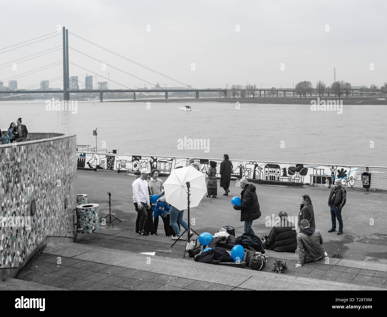 Düsseldorf, Germania, 23 marzo 2019. Photoshooting per una campagna per le elezioni parlamentari europee sulla banca del fiume Reno con palloncino blu Foto Stock