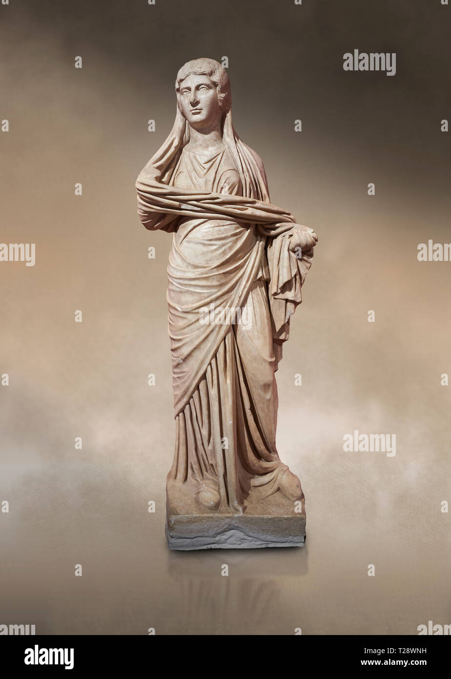 Statua romana delle donne. Perge. Ii secolo d.c. inv 3270 . Antalya il Museo di Archeologia; la Turchia. Contro un caldo sfondo d'arte. Foto Stock
