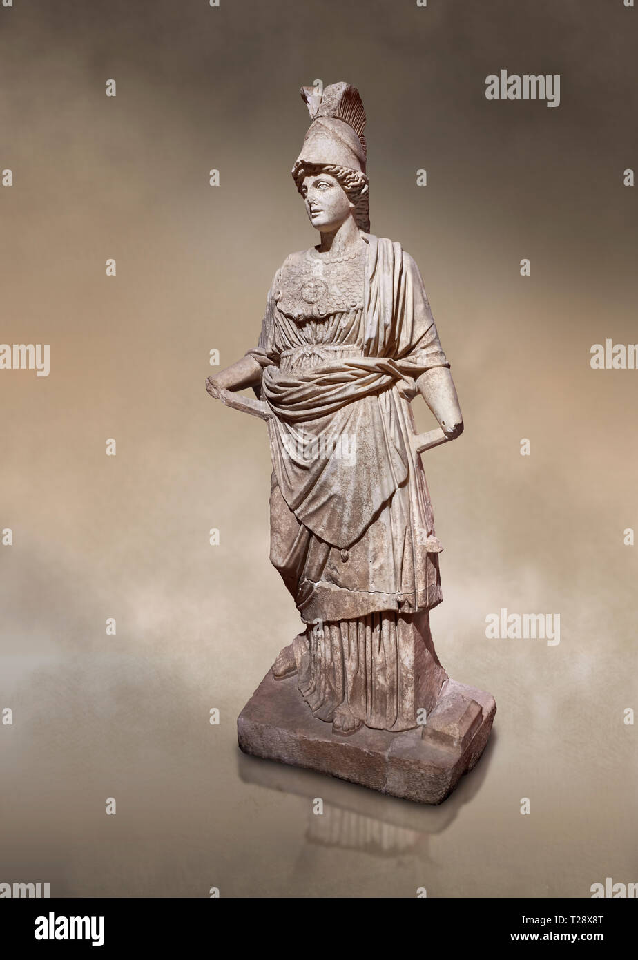 Statua romana di Athena. Il marmo. Perge. Ii secolo D.C. Inv n. . Antalya il Museo di Archeologia; la Turchia. Contro un caldo sfondo d'arte. Foto Stock