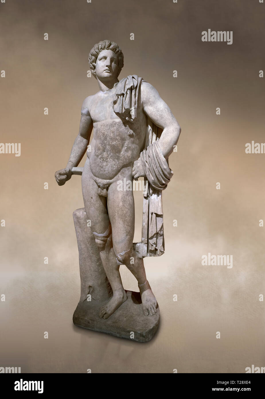 Statua romana di Apollo .marmo. Perge. Ii secolo D.C. Antalya il Museo di Archeologia; la Turchia. Contro un caldo sfondo d'arte. Foto Stock