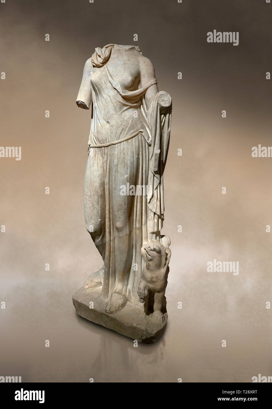 Statua romana di Nemesis. Il marmo. Perge. Ii secolo D.C. Inv n; . Antalya il Museo di Archeologia; la Turchia. Contro un caldo sfondo d'arte. Foto Stock
