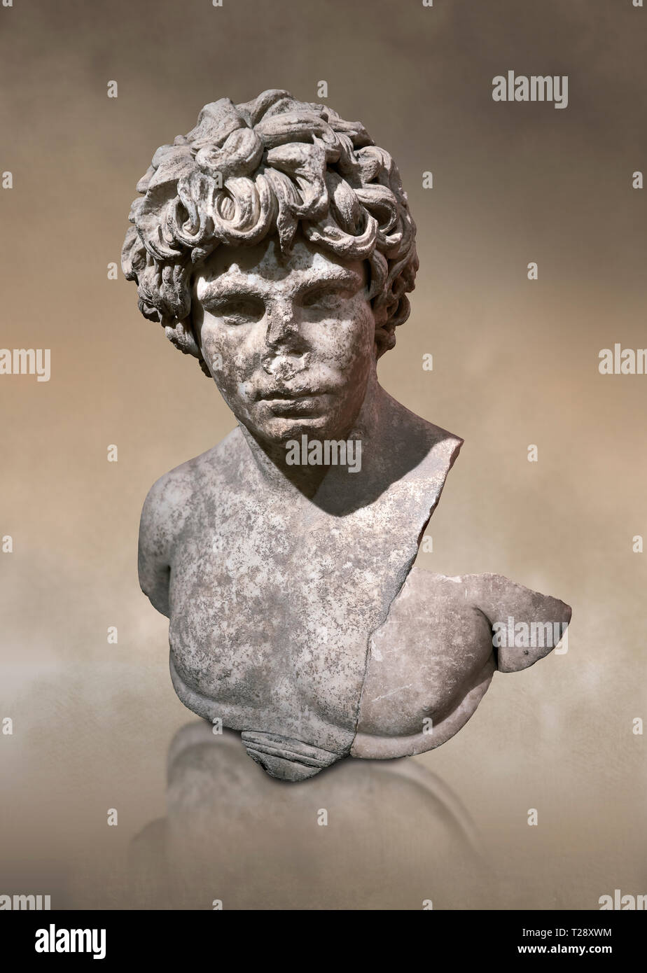 Statua romana di Antinoo. Il marmo. Perge. Ii secolo D.C. Inv n. . Antalya il Museo di Archeologia; la Turchia. Contro un caldo sfondo d'arte. Foto Stock