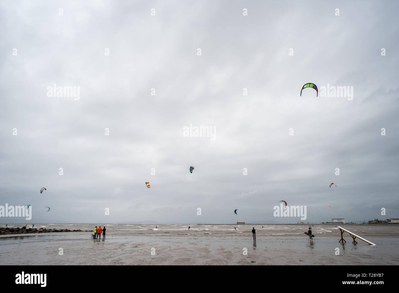 Kite-surf e kite boarder sulla baia di Morecambe. Foto Stock