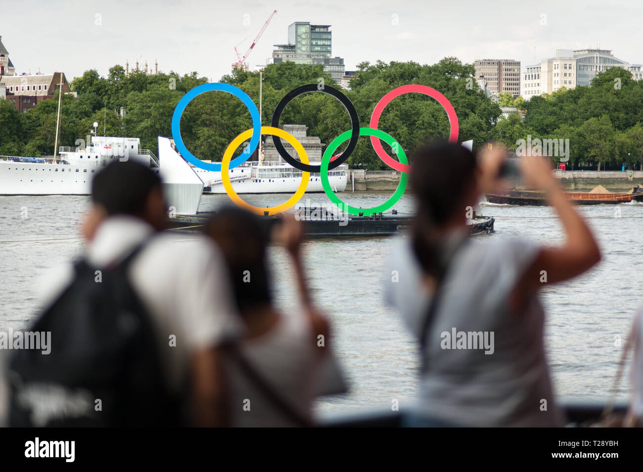 L'interactive, 'gli anelli sul fiume' presentano, galleggia sul Fiume Tamigi durante i Giochi Olimpici di Londra 2012. Foto Stock