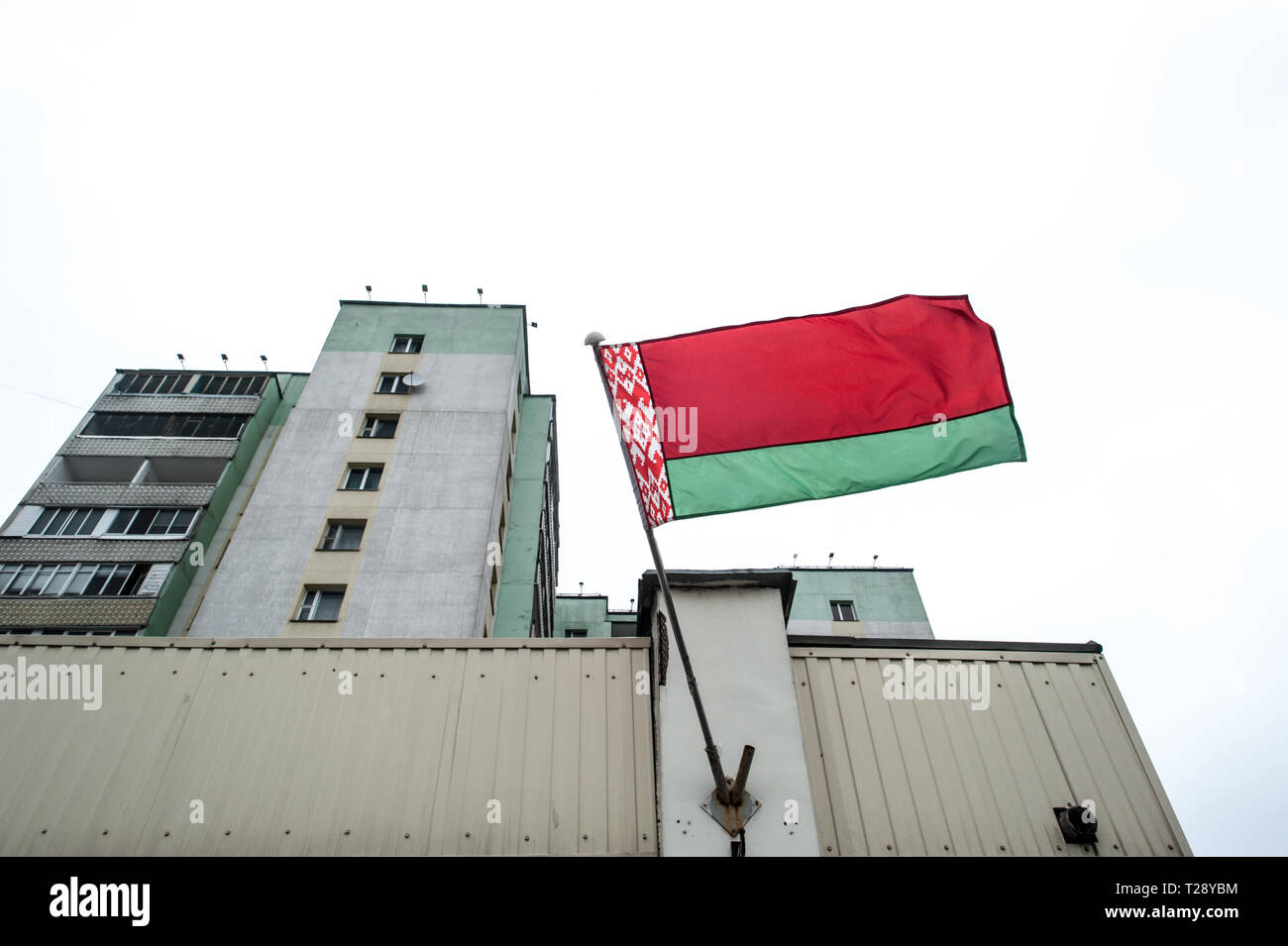 Bandiera della Repubblica di Bielorussia vola su un edificio di Minsk. Foto Stock