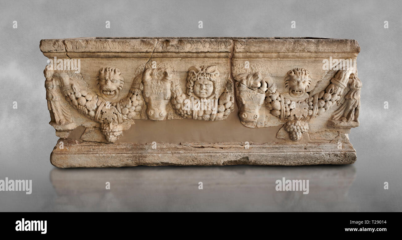Rilievo romano scolpito ghirlanda sarcofago del III secolo D.C. Adana il Museo di Archeologia, Turchia Foto Stock