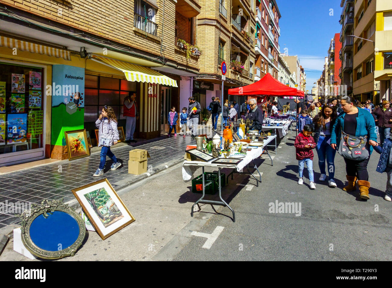 Ogni giovedì a Valencia il quartiere El Cabanyal Canyamelar è un tradizionale mercato di strada di Valencia, mercato settimanale delle strade della Spagna Foto Stock