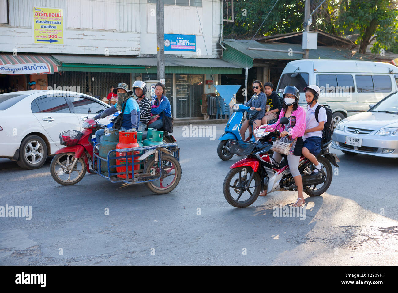 Pillion passeggeri su ciclomotori, Chiang Rai, Thailandia Foto Stock