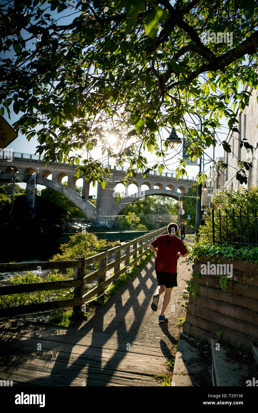 L'uomo corre lungo un percorso in Manayunk; Philadelphia; Pensylvannia Foto Stock