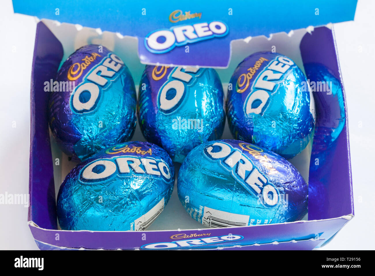 Guardando nella scatola di Oreo Uova di Pasqua contenente cinque uova impostato su sfondo bianco - latte uova di cioccolato con una crema di latte ripieno e pezzi di biscotto Foto Stock