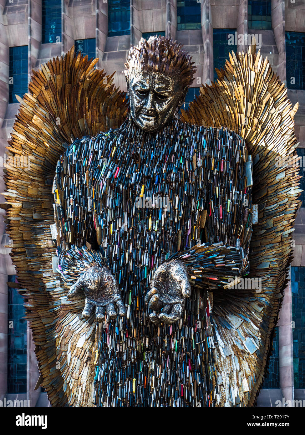 Statua dell'angelo del coltello Coventry Cathedral - 8m scultura dell'angelo del coltello realizzata da 100.000 pale consegnate alla polizia in tutto il Regno Unito. Artista Alfie Bradley Foto Stock