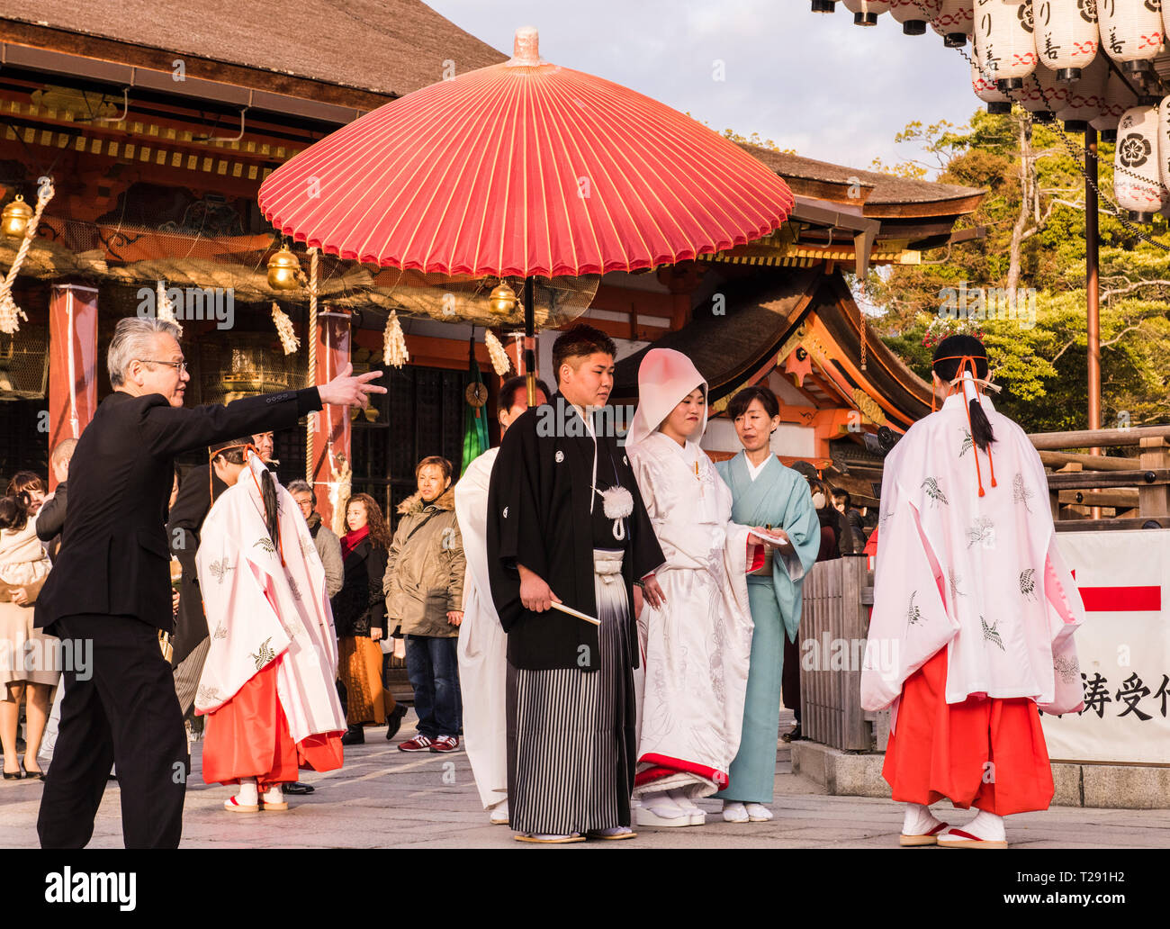 Matrimonio tradizionale che si svolge presso il Yasaka Jinja Santuario, Gion, Kyoto, Giappone Foto Stock