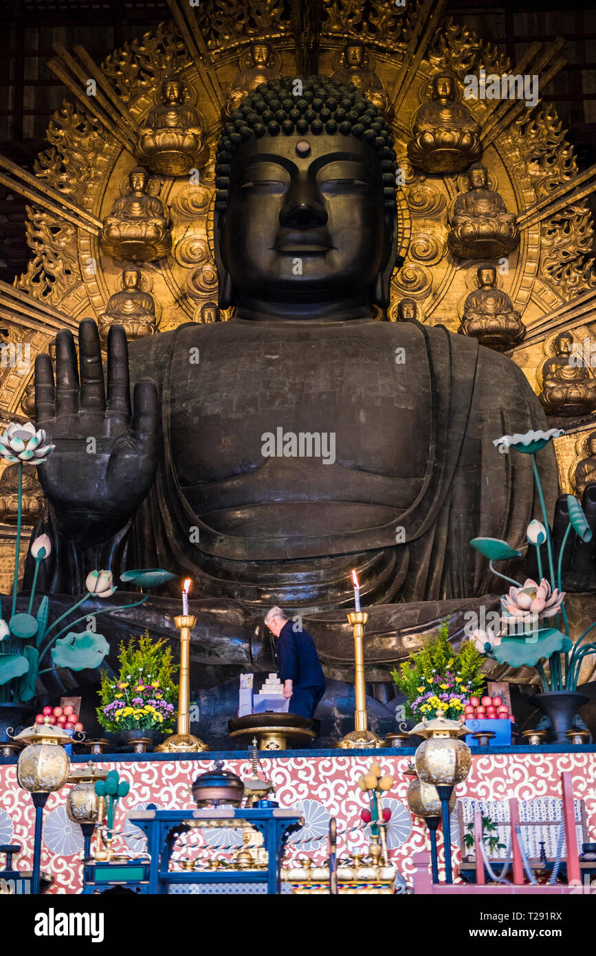 Statuto del Buddha al Grande Buddha Hall di Tempio di Todai-ji di Nara, Giappone Foto Stock