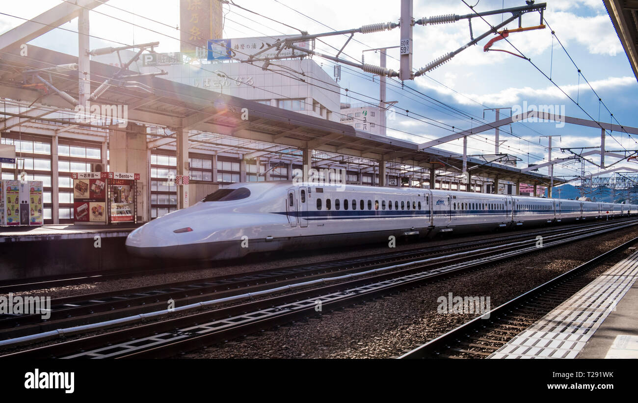 Il treno superveloce Shinkansen in stazione, Himeji, Giappone Foto Stock