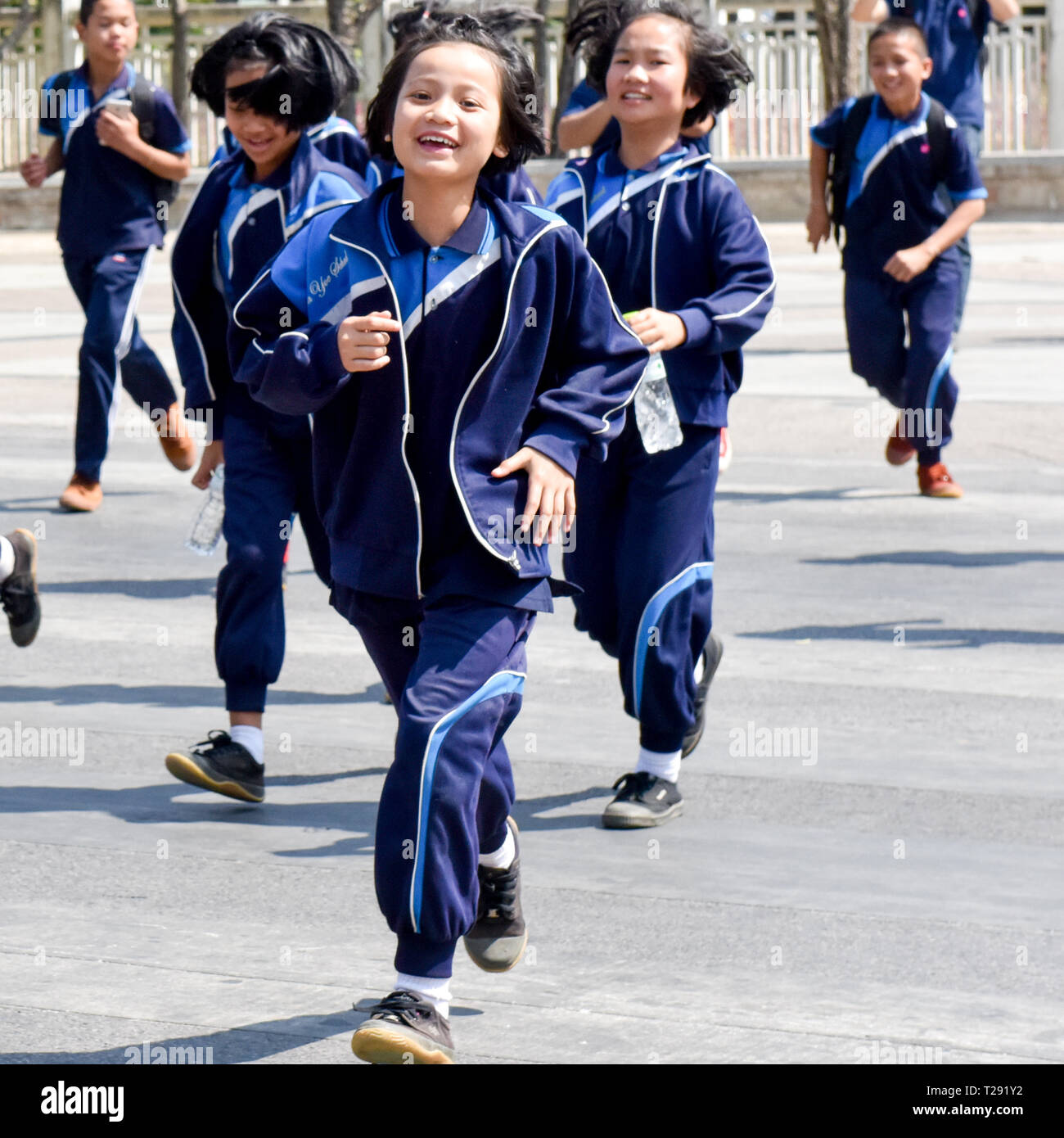 Bambini della scuola thailandese che visitano il Monumento dei tre Re a Chiang mai, Thailandia Foto Stock