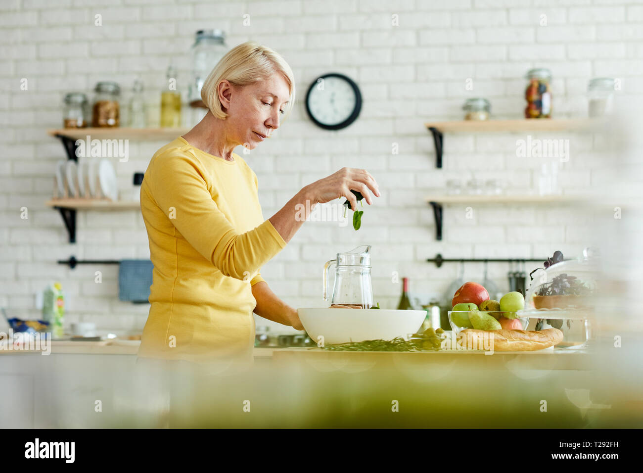 Facendo una sana insalata Foto Stock