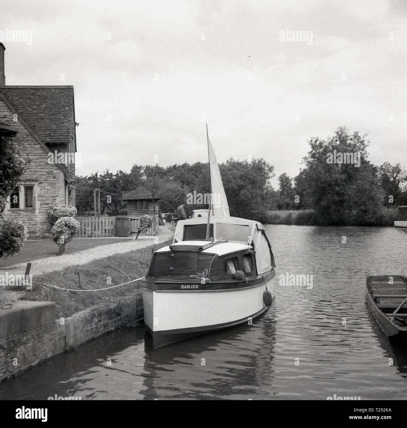 Degli anni Cinquanta, il motore crusier, 'Bablock', ormeggiate vicino a lato del fiume, Iffley Lock, Oxford, Inghilterra, Regno Unito. Foto Stock