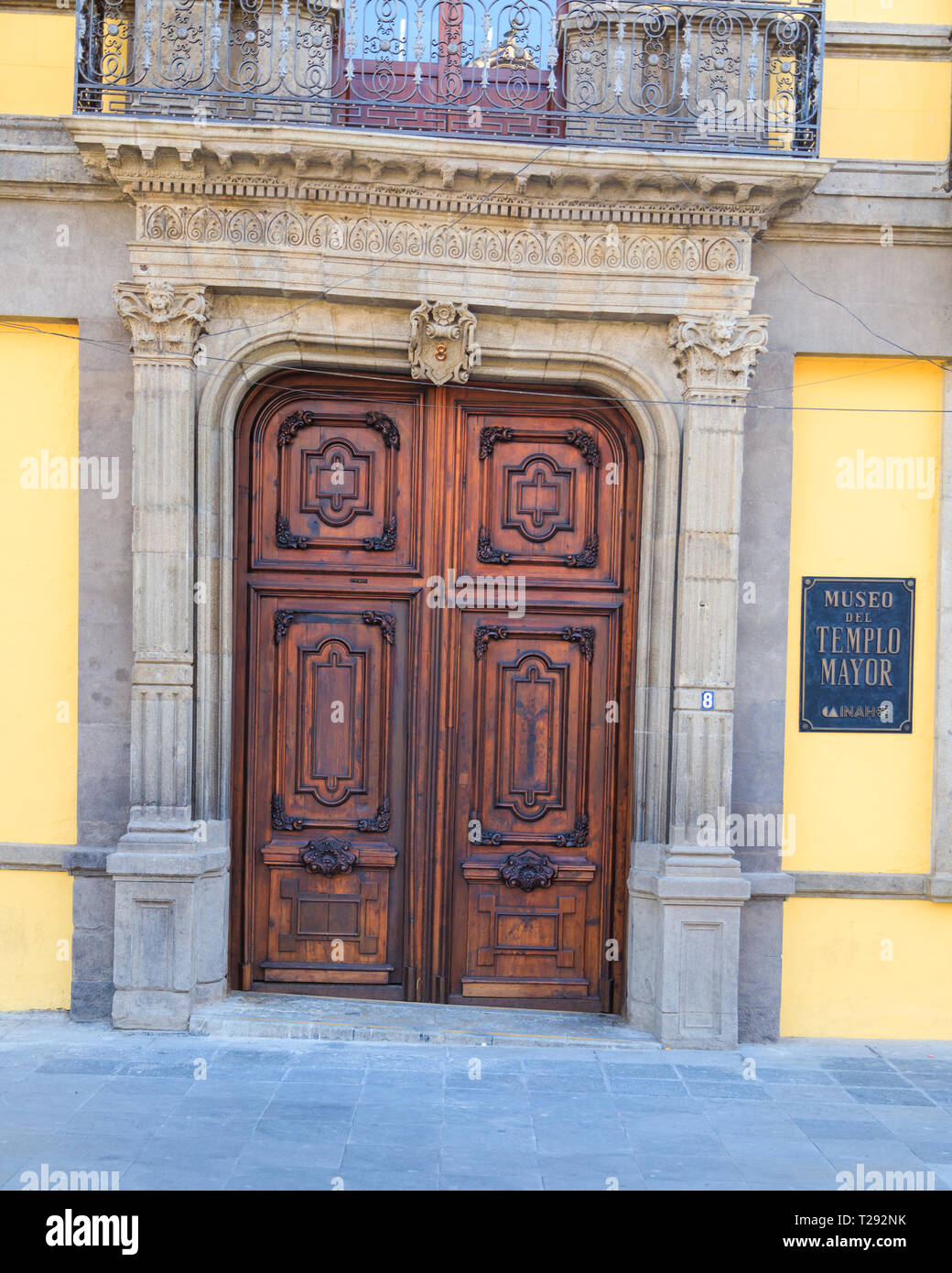 Crooked storica grand porta in legno nel centro di Città del Messico, Messico Foto Stock