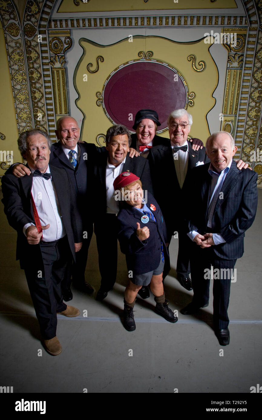 Il Cannone e la sfera, il Krankies, Jimmy Cricket, Frank Carson e Paolo Daniels raffigurata sul palco del Winter Gardens di Blackpool. Il veterano di comici e gli animatori erano promuovere il loro prossimo spettacolo intitolato il Best of British varietà Tour 2008, che viene eseguito in corrispondenza di sedi di Inghilterra e Galles durante il mese di agosto e settembre. Foto Stock