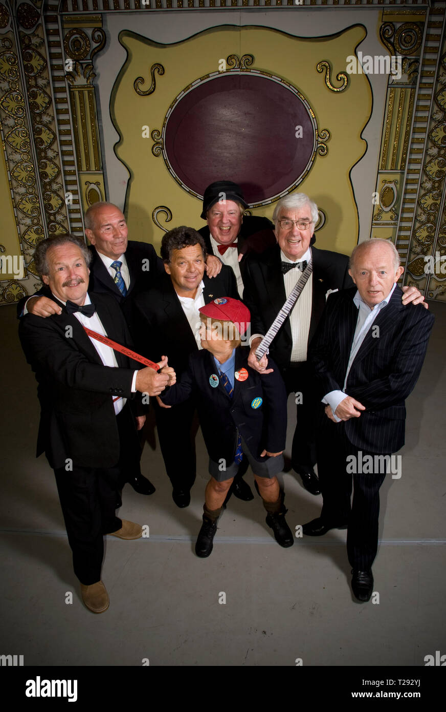 Il Cannone e la sfera, il Krankies, Jimmy Cricket, Frank Carson e Paolo Daniels raffigurata sul palco del Winter Gardens di Blackpool. Il veterano di comici e gli animatori erano promuovere il loro prossimo spettacolo intitolato il Best of British varietà Tour 2008, che viene eseguito in corrispondenza di sedi di Inghilterra e Galles durante il mese di agosto e settembre. Foto Stock