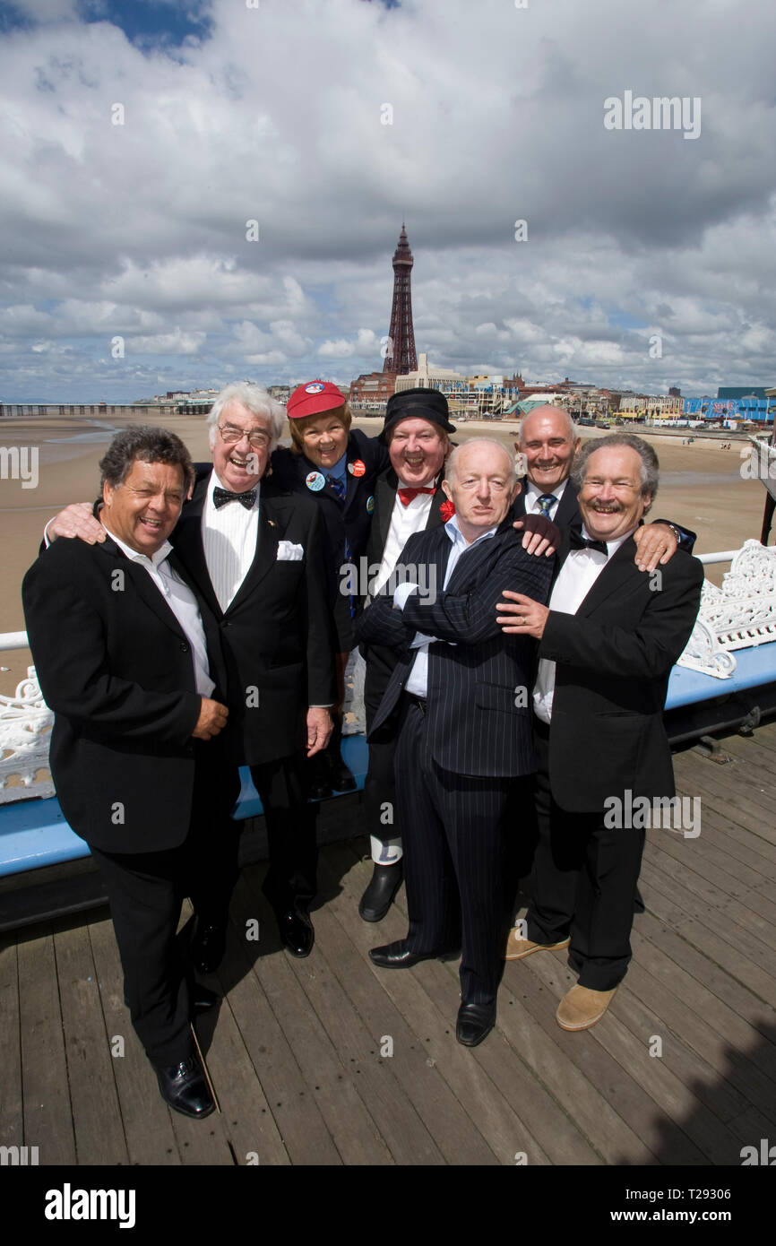 Il Cannone e la sfera, il Krankies, Jimmy Cricket, Frank Carson e Paolo Daniels raffigurata sul palco del Winter Gardens di Blackpool. Il veterano di comici e gli animatori erano promuovere il loro prossimo spettacolo intitolato il Best of British varietà Tour 2008, che viene eseguito in corrispondenza di sedi di Inghilterra e Galles durante il mese di agosto e settembre. Foto Stock