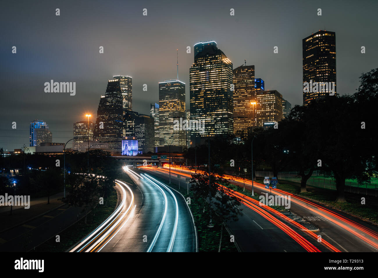 Una lunga esposizione di traffico su Allen Parkway e la Houston skyline notturno in Houston, Texas Foto Stock