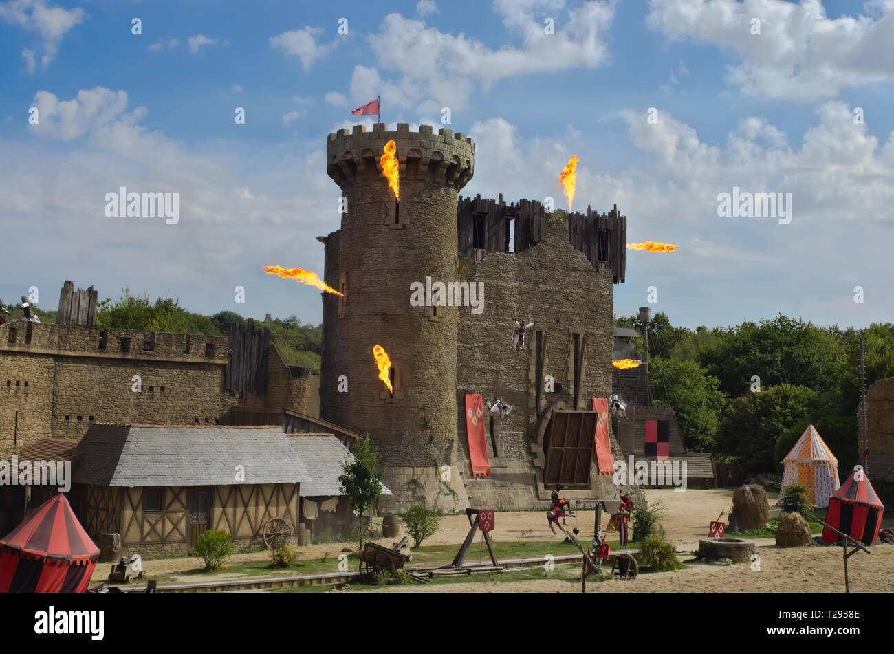 Les Epesses, Francia - September‎ ‎9‎, ‎2018 : Castello di impostare sul fuoco durante lo show del Segreto de la lancia di Puy du Fou Foto Stock